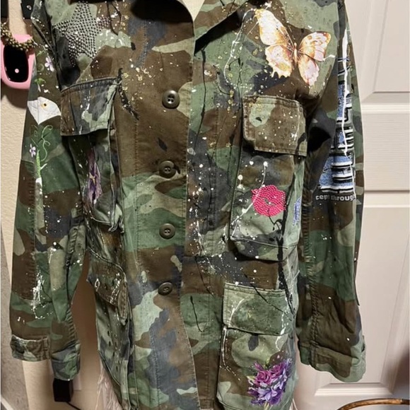 Camouflage Women's Jacket with Floral Accents - Picture 1 of 4